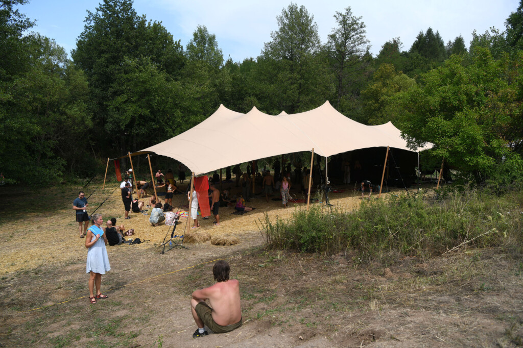 Lebdeći nad suncem sprženom poljanom 33 Pyramid festival Rtanj foto Filip Kraincanic Radar 37 copy