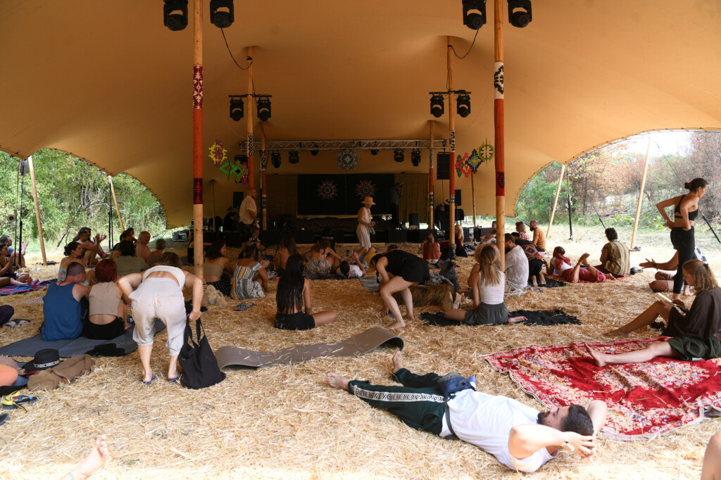 Lebdeći nad suncem sprženom poljanom 34 Pyramid festival Rtanj foto Filip Kraincanic Radar 38 copy