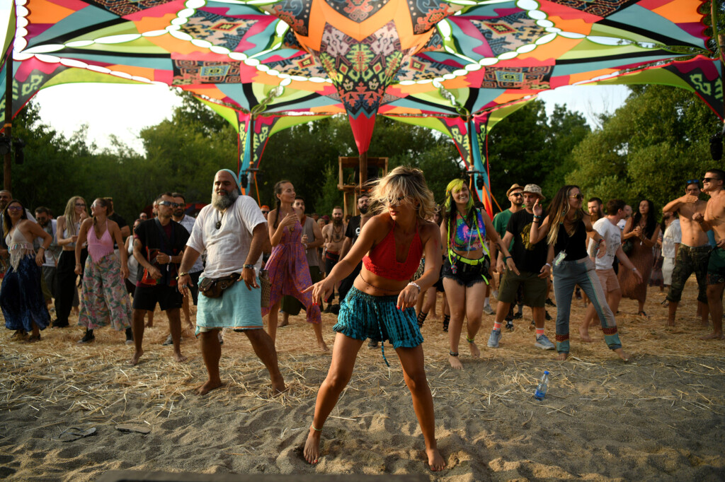 Lebdeći nad suncem sprženom poljanom 36 Pyramid festival Rtanj foto Filip Kraincanic Radar 4 copy