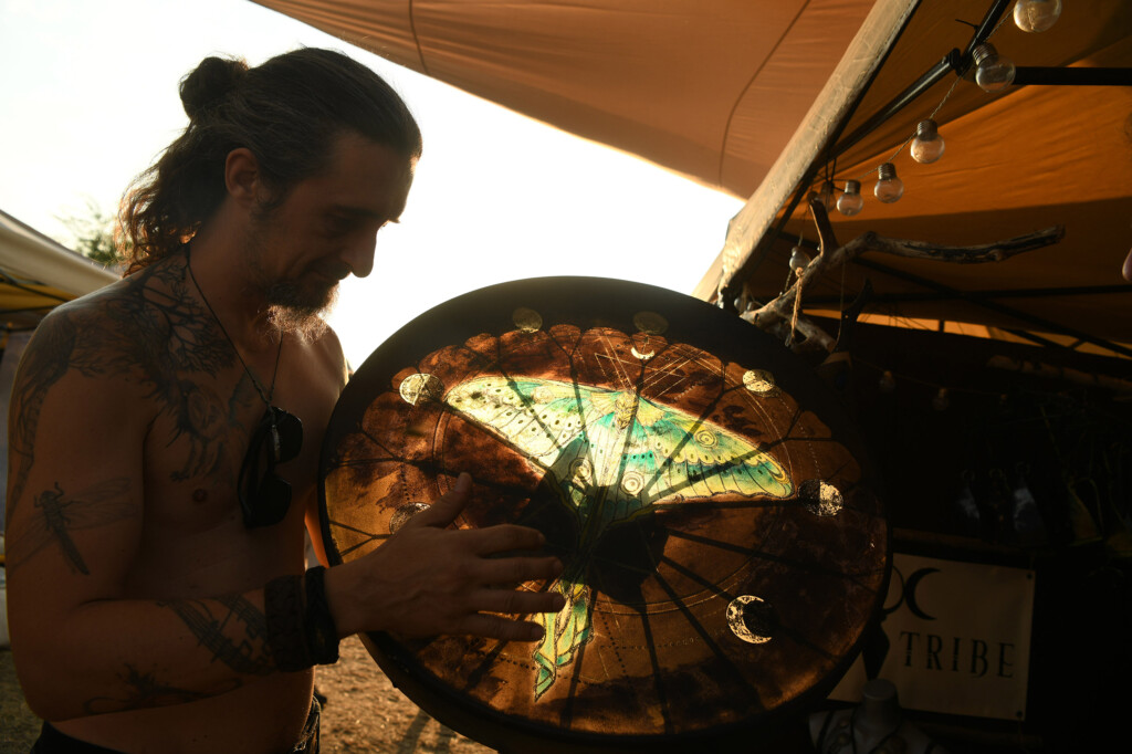 Lebdeći nad suncem sprženom poljanom 40 Pyramid festival Rtanj foto Filip Kraincanic Radar 43 copy
