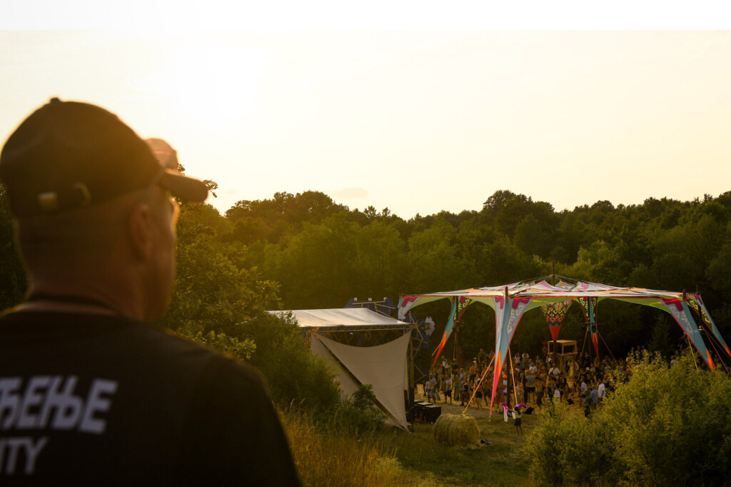 Lebdeći nad suncem sprženom poljanom 48 Pyramid festival Rtanj foto Filip Kraincanic Radar 44 copy