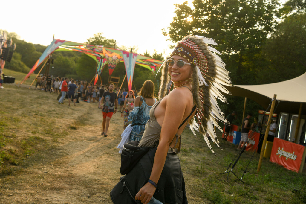 Lebdeći nad suncem sprženom poljanom 47 Pyramid festival Rtanj foto Filip Kraincanic Radar 45 copy