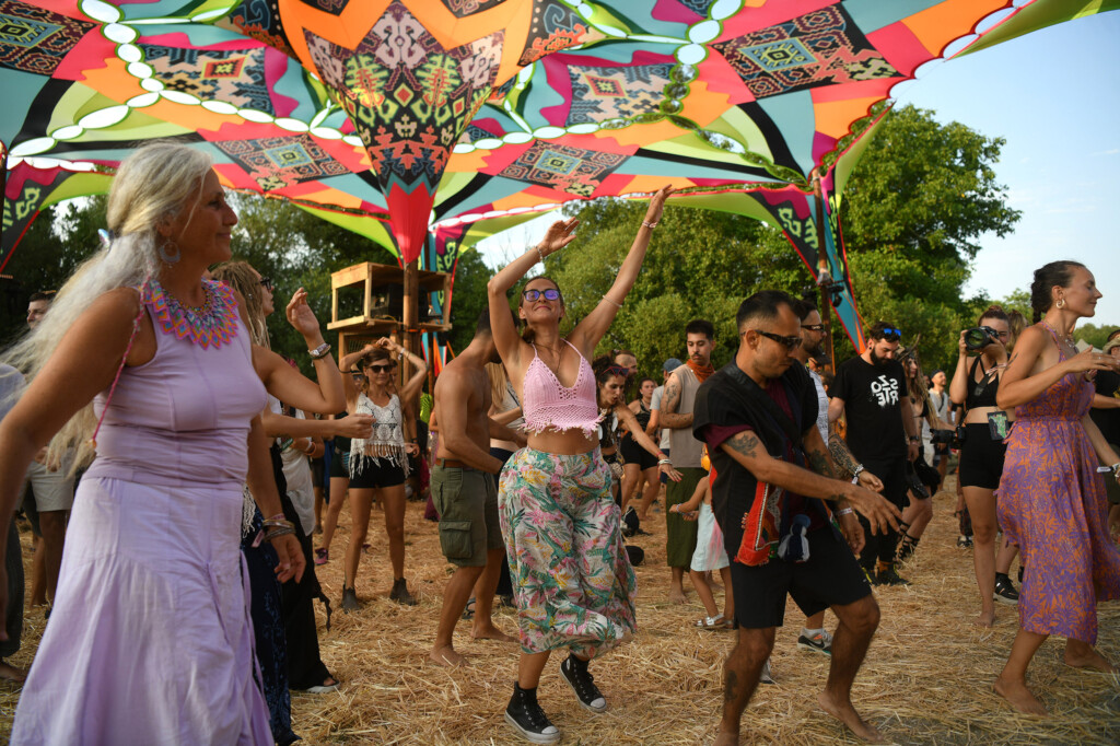 Lebdeći nad suncem sprženom poljanom 43 Pyramid festival Rtanj foto Filip Kraincanic Radar 5 copy