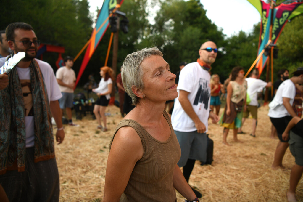 Lebdeći nad suncem sprženom poljanom 41 Pyramid festival Rtanj foto Filip Kraincanic Radar 51 copy