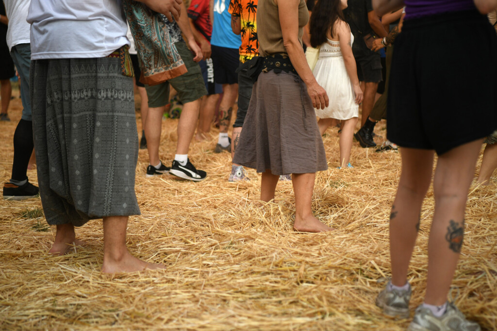 Lebdeći nad suncem sprženom poljanom 57 Pyramid festival Rtanj foto Filip Kraincanic Radar 52 copy