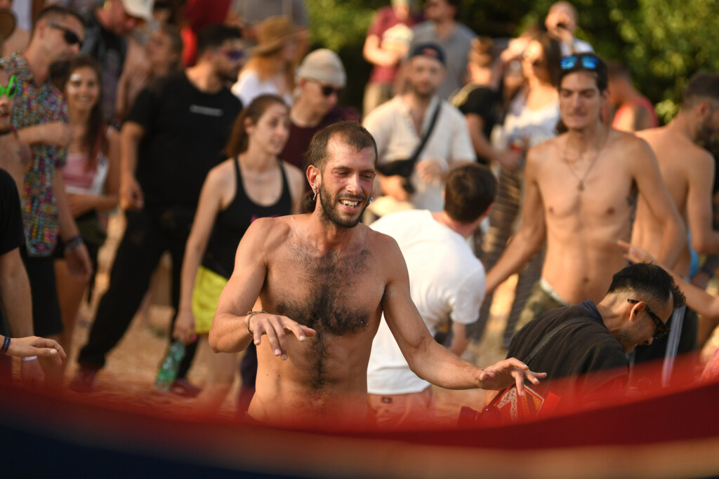 Lebdeći nad suncem sprženom poljanom 49 Pyramid festival Rtanj foto Filip Kraincanic Radar 53 copy