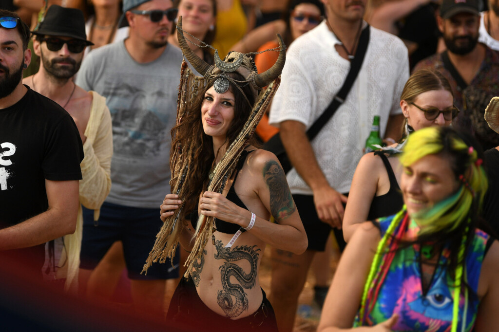 Lebdeći nad suncem sprženom poljanom 50 Pyramid festival Rtanj foto Filip Kraincanic Radar 54 copy