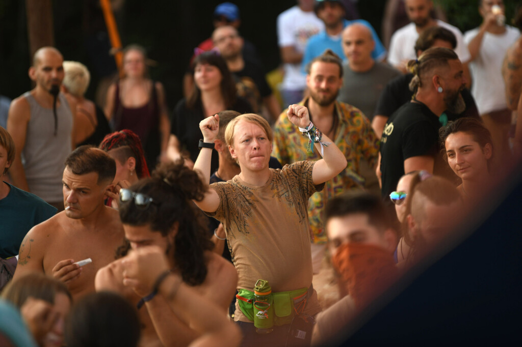 Lebdeći nad suncem sprženom poljanom 51 Pyramid festival Rtanj foto Filip Kraincanic Radar 55 copy
