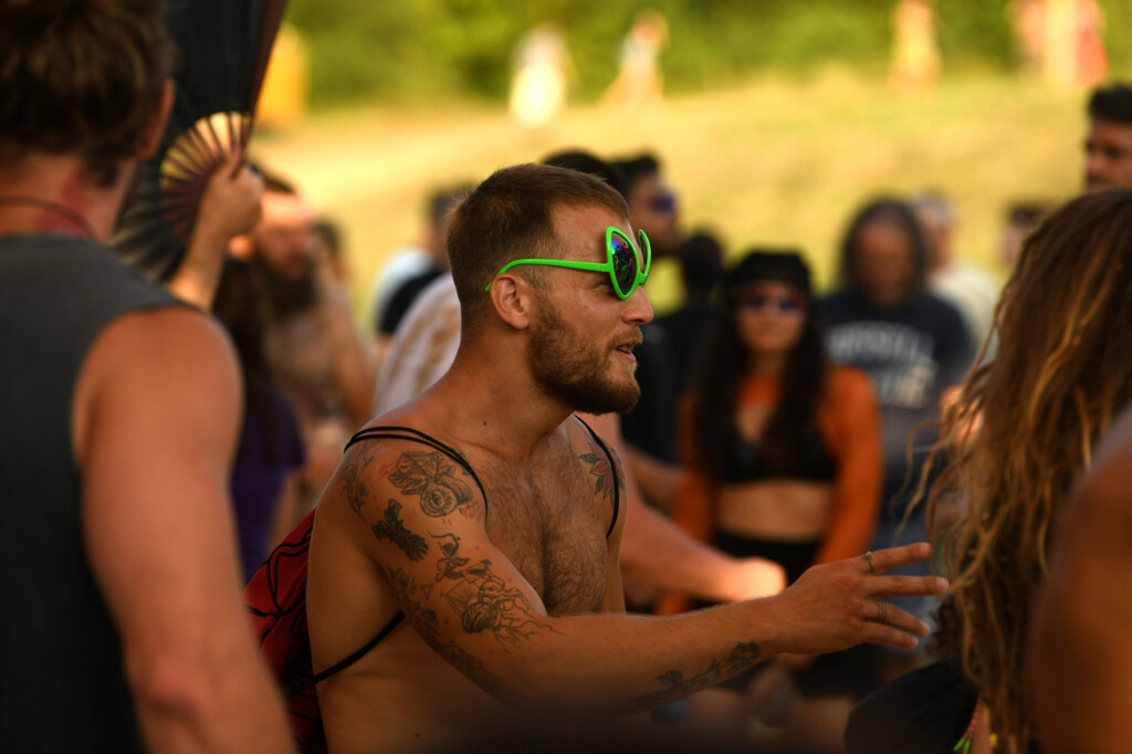 Lebdeći nad suncem sprženom poljanom 53 Pyramid festival Rtanj foto Filip Kraincanic Radar 6 copy