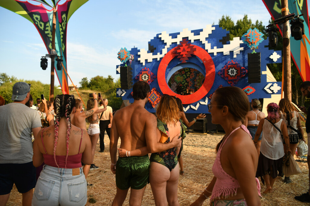 Lebdeći nad suncem sprženom poljanom 54 Pyramid festival Rtanj foto Filip Kraincanic Radar 7 copy