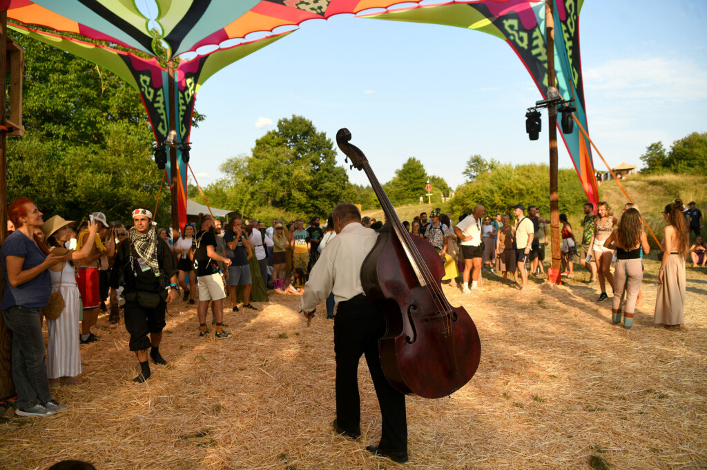 Lebdeći nad suncem sprženom poljanom 55 Pyramid festival Rtanj foto Filip Kraincanic Radar 8 copy