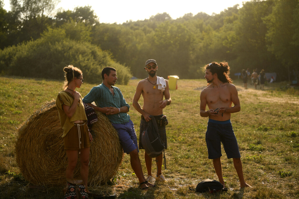 Lebdeći nad suncem sprženom poljanom 5 Pyramid festival Rtanj foto Filip Kraincanic Radar 9 copy