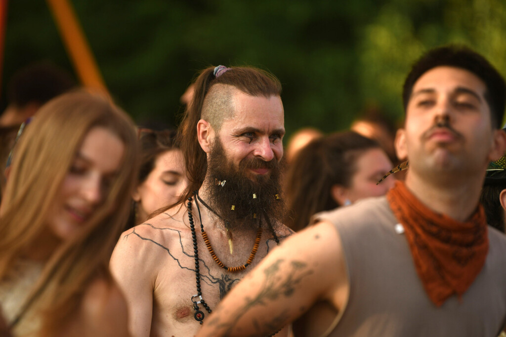 Lebdeći nad suncem sprženom poljanom 56 Pyramid festival Rtanj foto Filip Kraincanic Radar copy