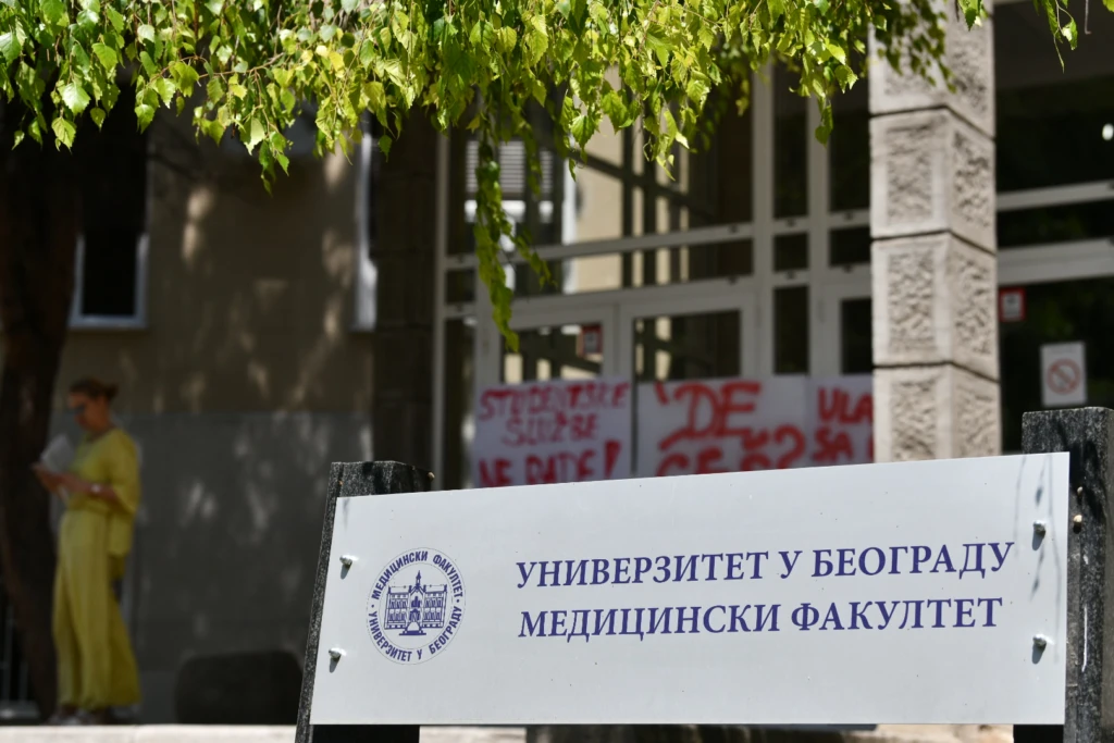 Potkopavanje većinske volje na Medicinskom fakultetu 2 1749725324 Blokada dekanata na Medicinskom fakultetu u Beogradu Foto Vesna LalicNova 2