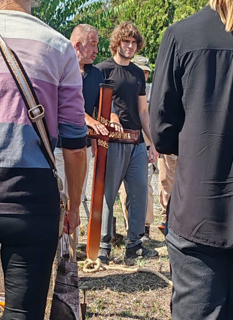 Ruše se, jedan po jedan, stubovi režima 2 1758029789 Bogdan Jovicic sahrana