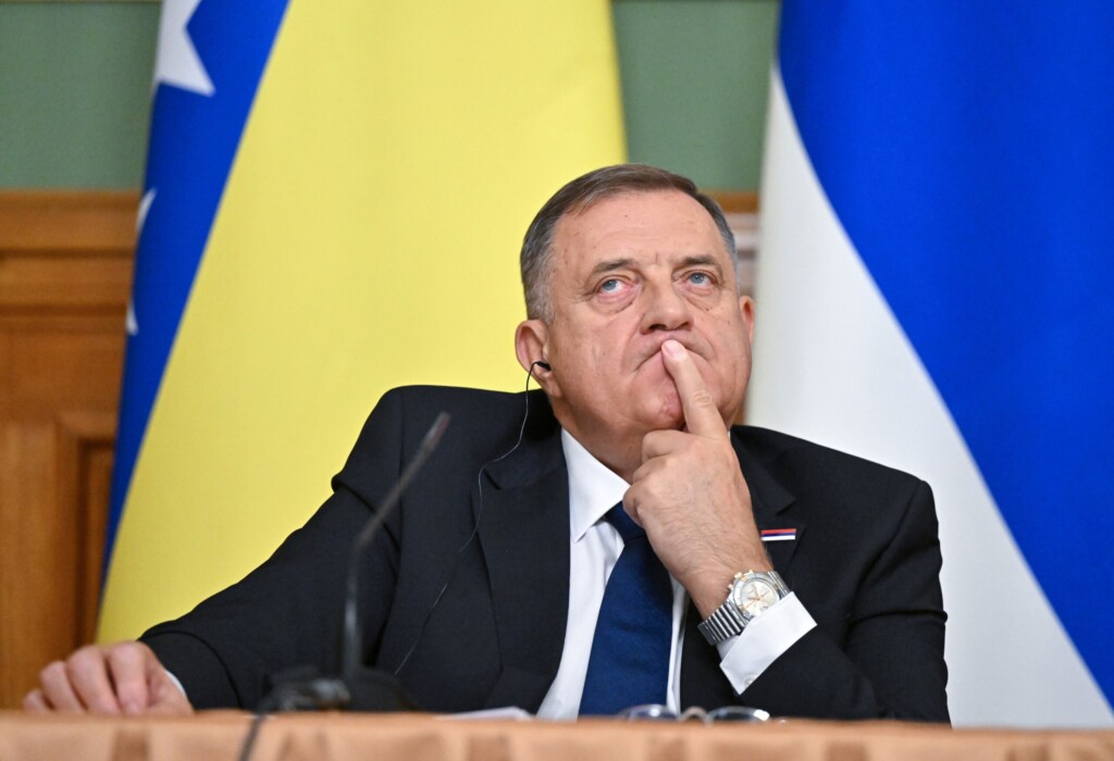 Dodikov klecavi hod na krivim nogama 3 profimedia 1035542599