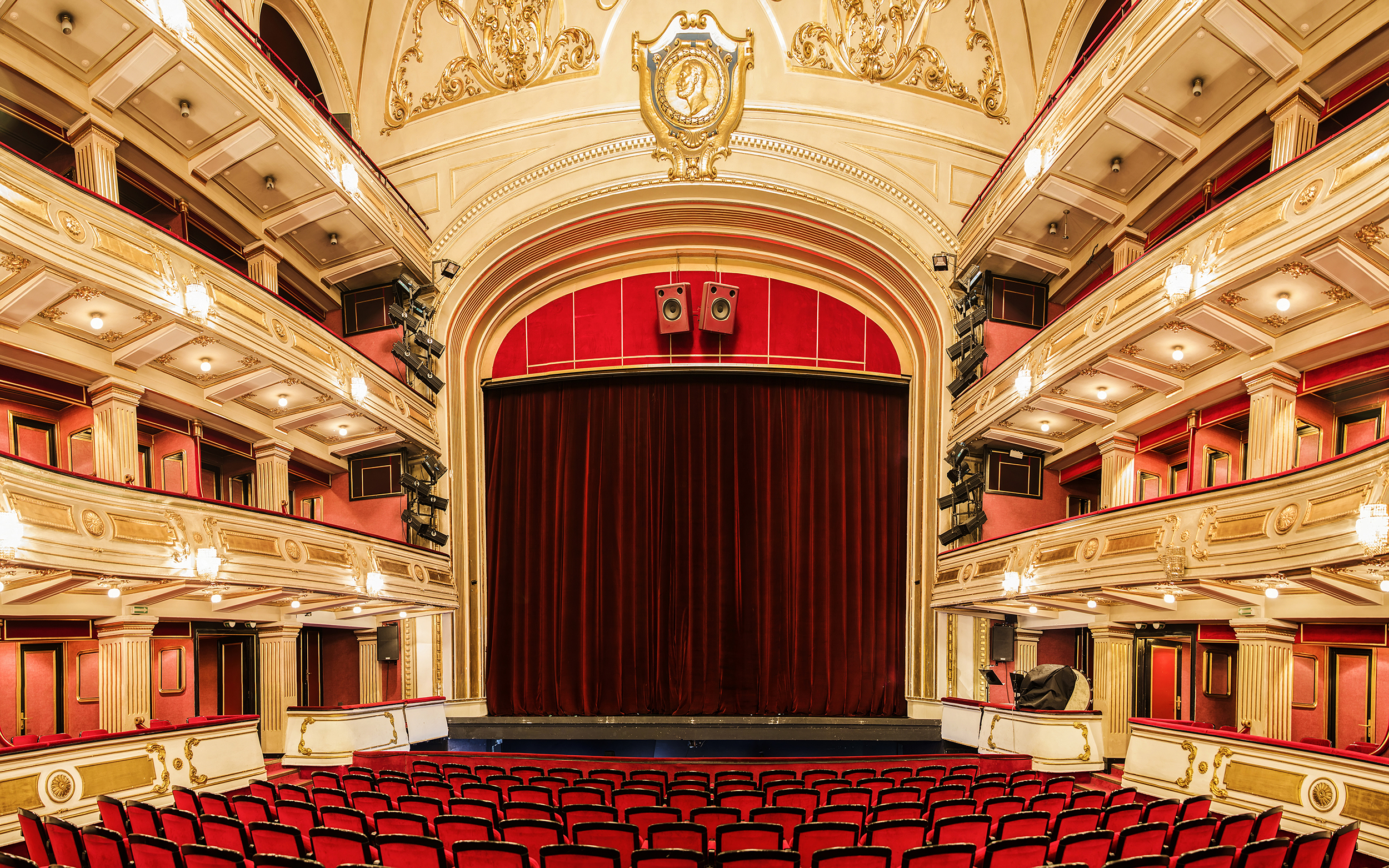 Osionost poltrona 1 shutterstock 7441279361 copy