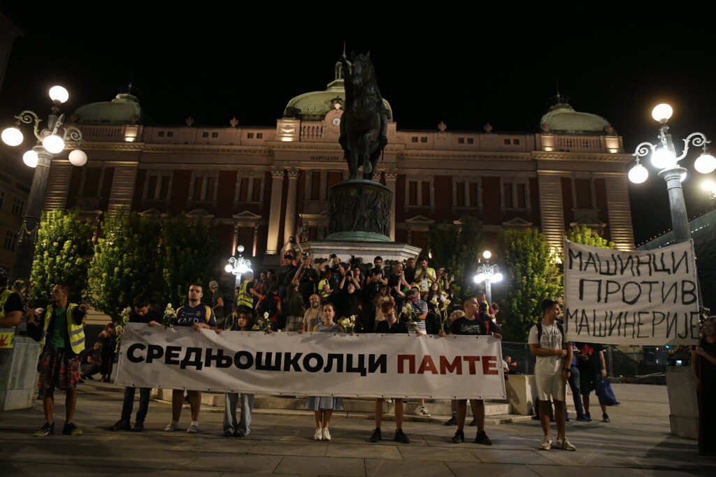 Svečani pendreci za svečani početak škole 2 veliki protest srednjoskolaca i studenata 10 meseci od pada nadstresnice foto goran srdanov nova rs 58