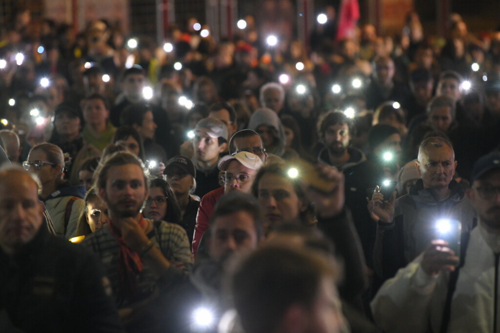 Svaka baraba, svaki zlikovac dobrodošao je u Srbiji ako su mu džepovi puni para 2 Komemorativna setnja 11 meseci od pada nadstresnice Foto Amir Hamzagic Nova rs 21