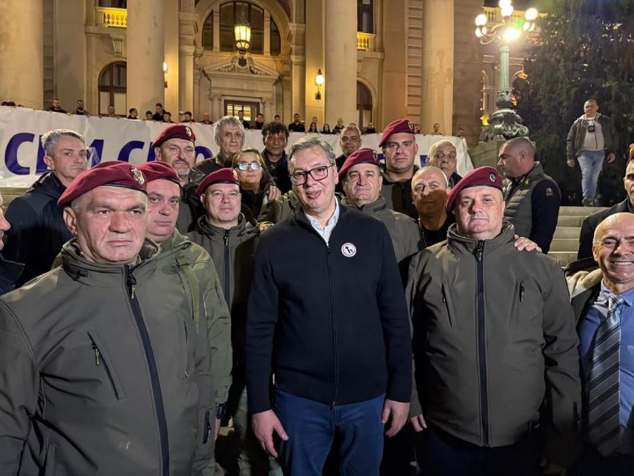 Načelnici, biznismeni i slučajni prolaznici 3 Vucic skupstina 01 b