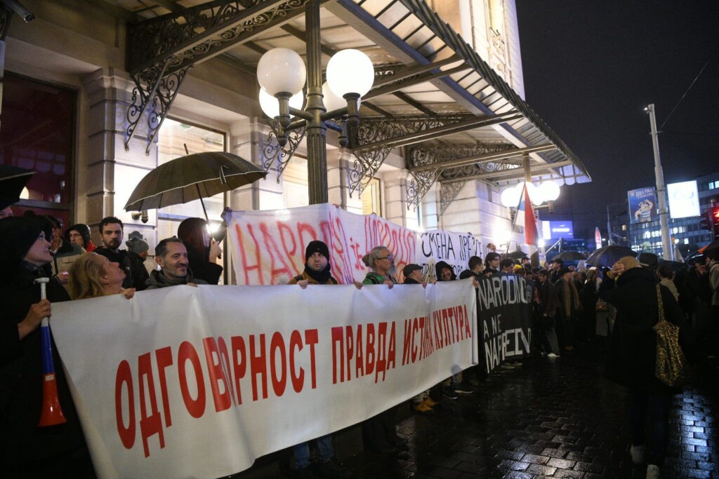 Katanac za pozorište i ministar zvani greška 2 protest ispred beogradskog Narodnog pozorista foto filip kraincanic nova rs 15
