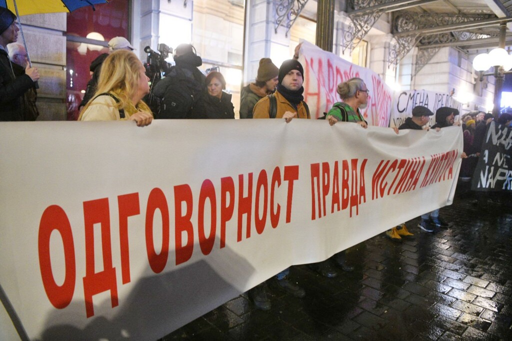 Zahtev našoj publici: Ne dajte nas varvarima! 4 protest ispred beogradskog Narodnog pozorista foto filip kraincanic nova rs 4