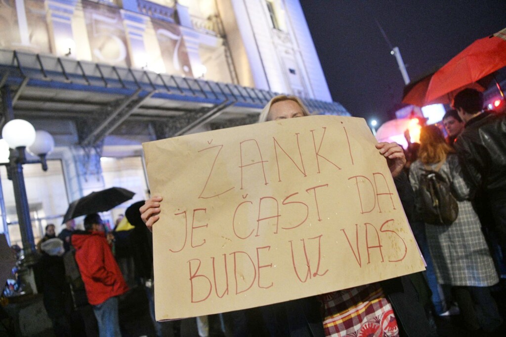 Umetnici pred zaključanom državnom kasom 2 protest ispred beogradskog Narodnog pozorista foto filip kraincanic nova rs 7