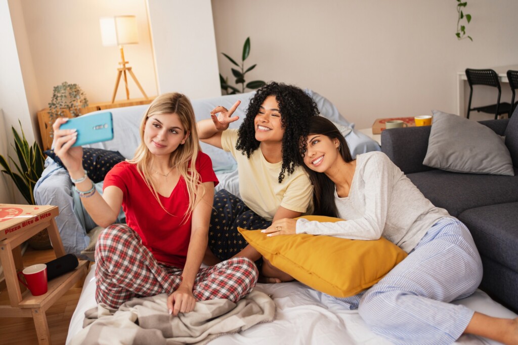 Četiri zida, jedan ekran, nijedan zagrljaj 4 shutterstock 2600020565