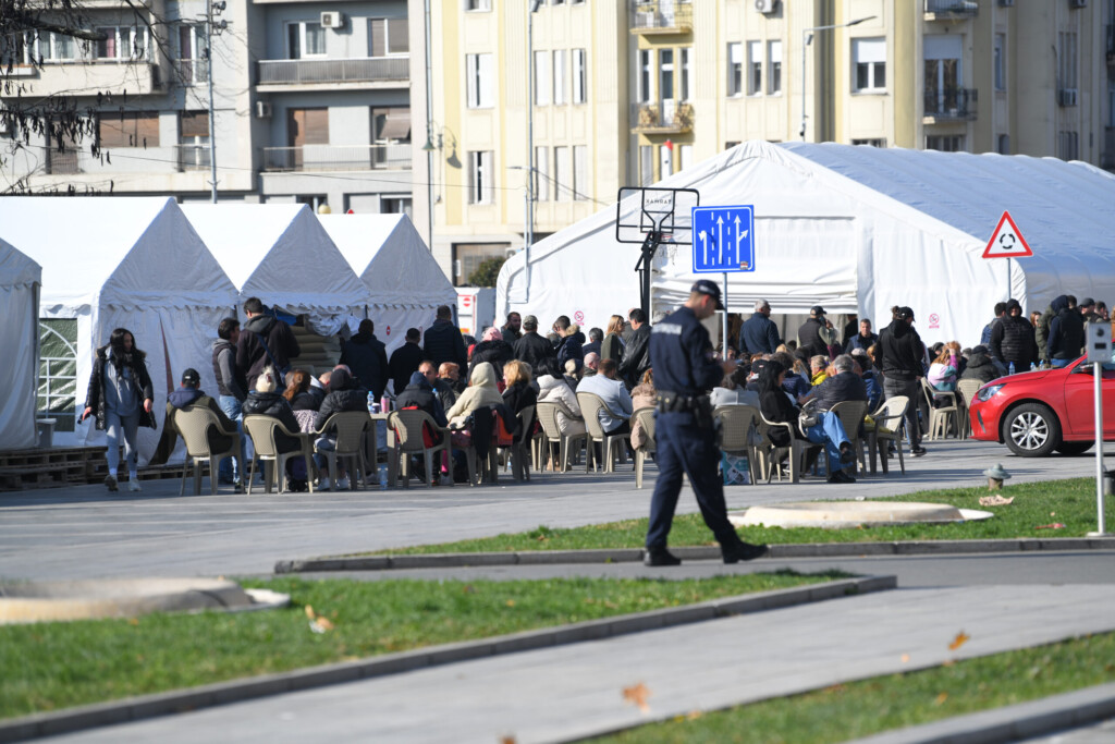 Muzika kao instrument mučenja 2 1762429265 Podrska Dijani Hrki koja strajkuje gladju peti dan Foto Marko Ljutica 16 scaled 1