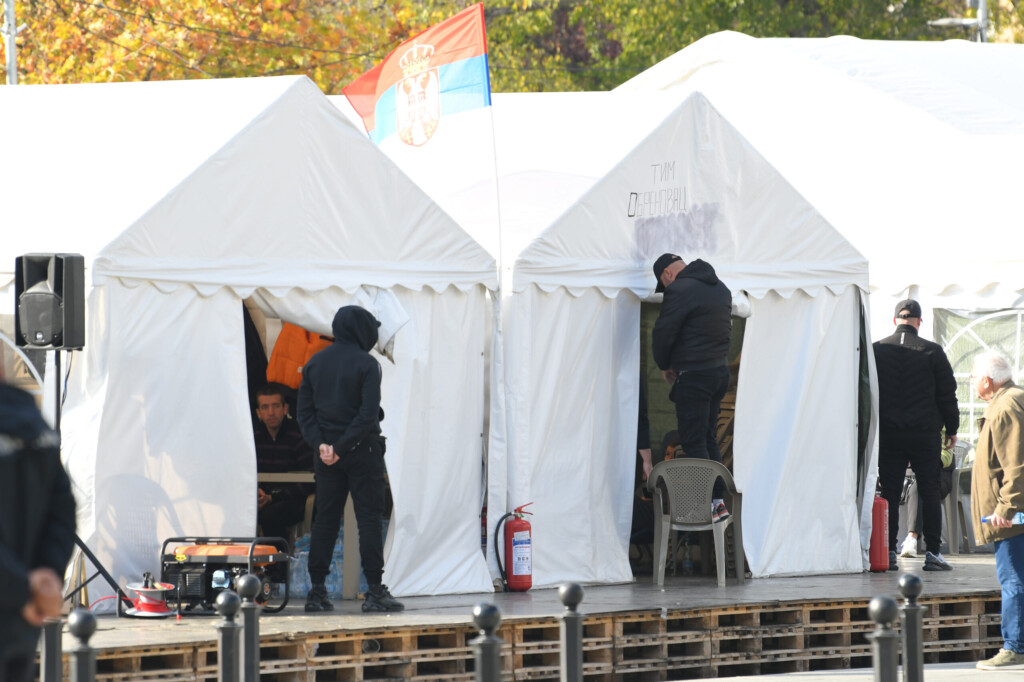 Na ivici ambisa 2 1762429666 Podrska Dijani Hrki koja strajkuje gladju peti dan Foto Marko Ljutica 28 scaled 1