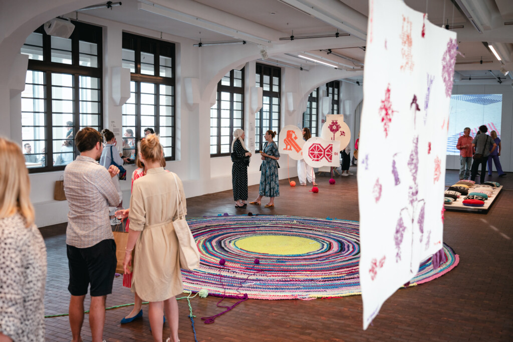 Umetnost protiv nepravde 2 Center Rog Oloop Design Collective Exhibition Opening Photo By Asiana Jurca Avci 04