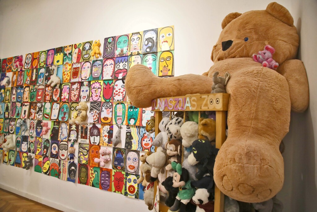 Žali u sebi, smehom se brani 7 Izlozba Biljana Willimon 04 Foto E Stock Emil Conkic