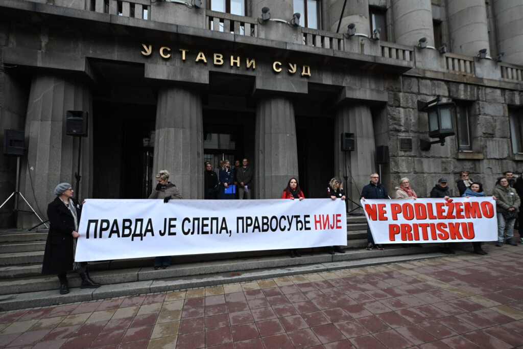 Nedodirljivi pod istragom 2 1765109957 Podrska TOK u Protest ispred Ustavnog suda 071225 Foto Marko Ljutica 23 scaled 1
