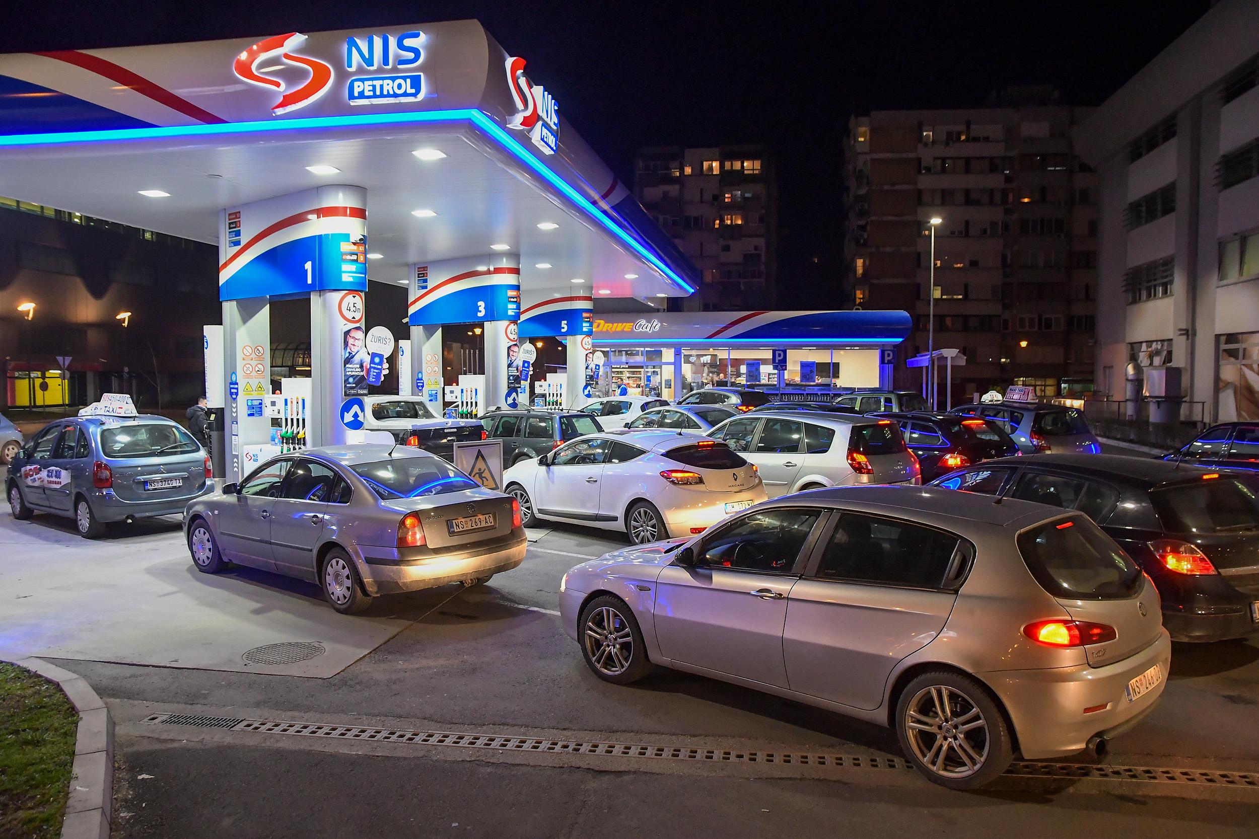 1646347603 Novi Sad022 Benzinska pumpa NIS red za gorivo foto Nenad Mihajlovic