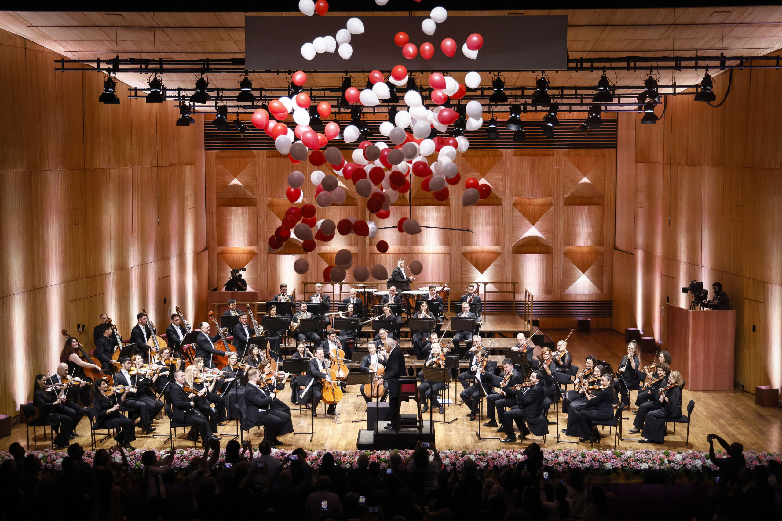 1768570979 baloni za kraj koncerta foto m.djokovic scaled 1