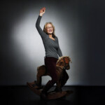 Zena na drvenom konjicu NEB07511 A