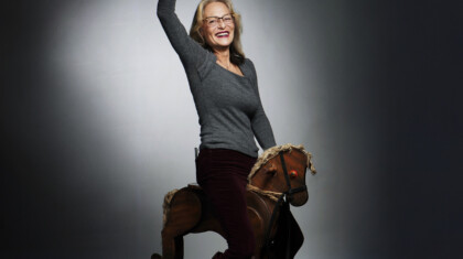 Zena na drvenom konjicu NEB07511 A