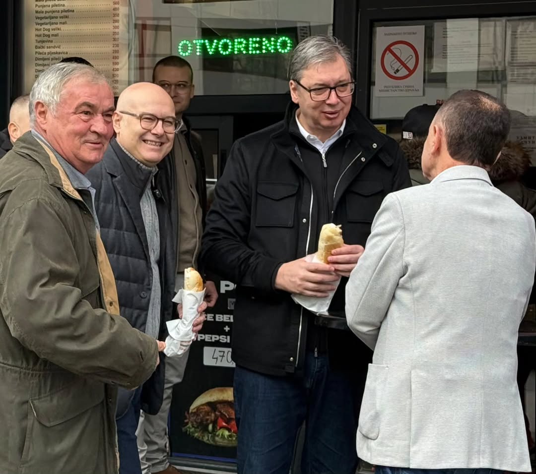 Kamo indeks, student 1 Jutarnji sendvic u Novom Sadu sa Milosem i njegovim sinovima Danilom i Mihailom. Sad zajedno me