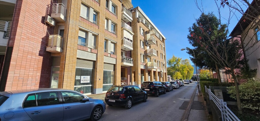 Mrtvi zidaju, a živi se žale 3 zgrada Foto Goran Dakic 1