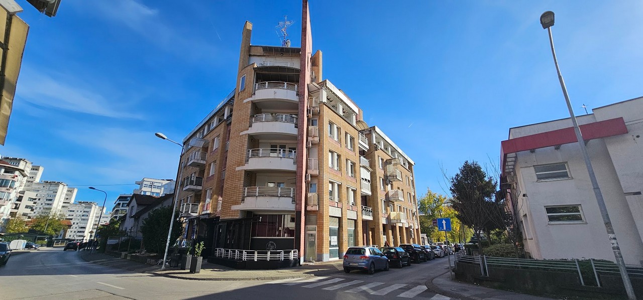 Mrtvi zidaju, a živi se žale 1 zgrada Foto Goran Dakic 3