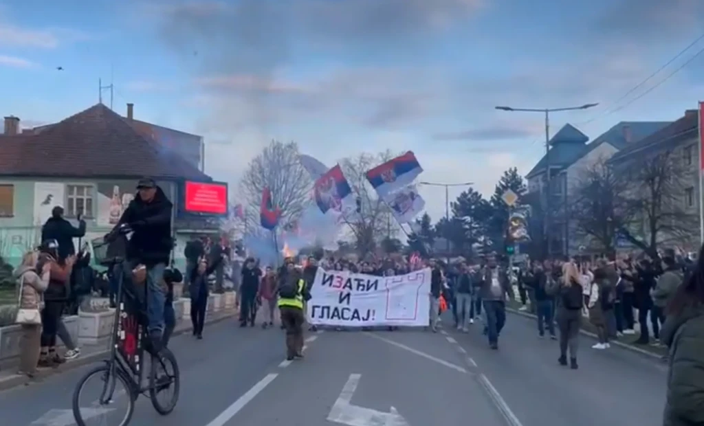Desetka sa maskirnim dejstvom 2 1774197585 kula Pesaci u Kulu stigli sa baklja.original