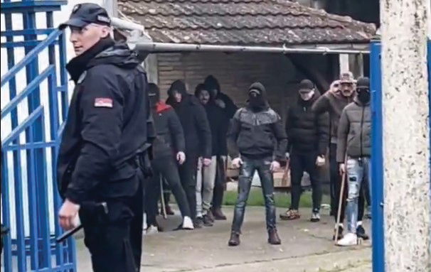 Kula izbori incident Napad rezimskih batinasa na gradjane ispred stadiona Milan Sredanovic u Kuli Foto X Cuvarike vatre 1