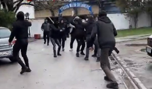 Kula izbori incident Napad rezimskih batinasa na gradjane ispred stadiona Milan Sredanovic u Kuli Foto X Cuvarike vatre 2
