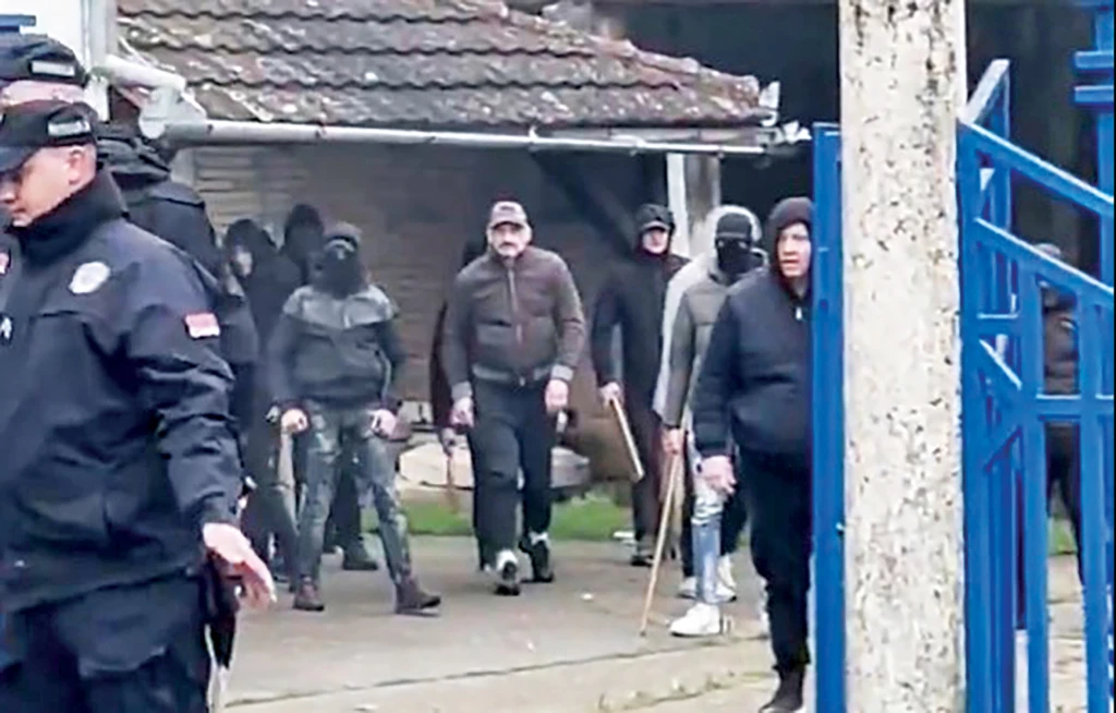 Srbija kapuljaša 3 Kula izbori incident Napad rezimskih batinasa na gradjane ispred stadiona Milan Sredanovic u Kuli Foto X Cuvarike vatre 3