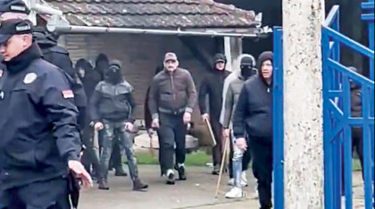 Kula izbori incident Napad rezimskih batinasa na gradjane ispred stadiona Milan Sredanovic u Kuli Foto X Cuvarike vatre 3