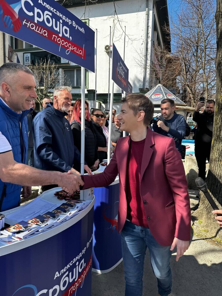 Прелепо преподне у још лепшој Бајиној Башти. Пролећно време много народа на улицама деца која 1
