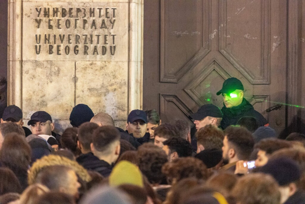 Nad čestitim ljudima vrši se informerizacija 5 profimedia 1087884043