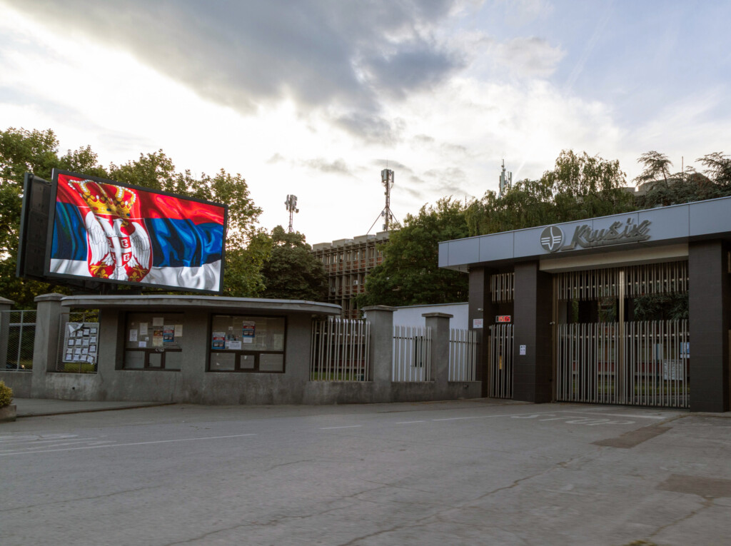 Stolarska radionica u milionskim poslovima sa Krušikom 2 KR 2 kapija i svetleci bilbord