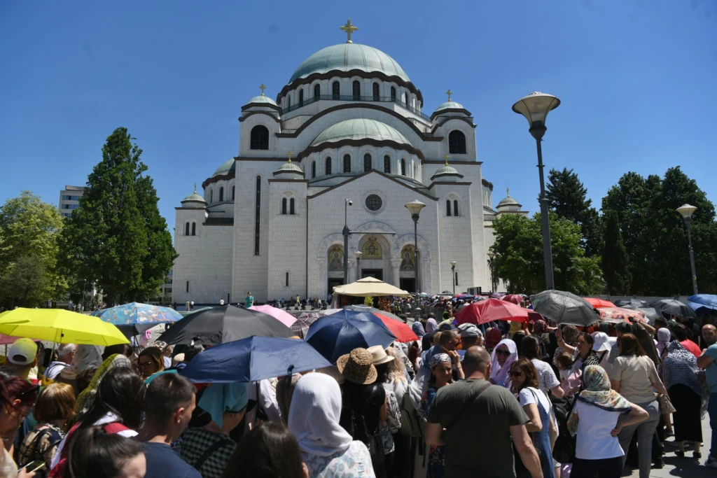 Между святыней и зрелищем