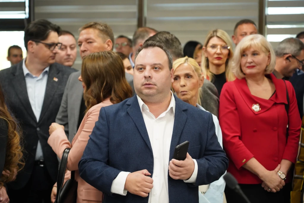 И в угодничестве надо знать меру